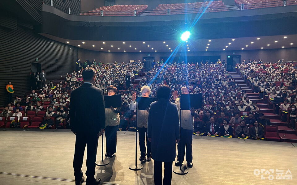 안성맞춤시니어클럽은 3월 19일 안성맞춤아트홀 대공연장에서 노인일자리 참여자 약 600명을 대상으로 ‘2026년 노인일자리 및 사회활동지원사업’ 발대식과 통합 안전교육을 열었다.