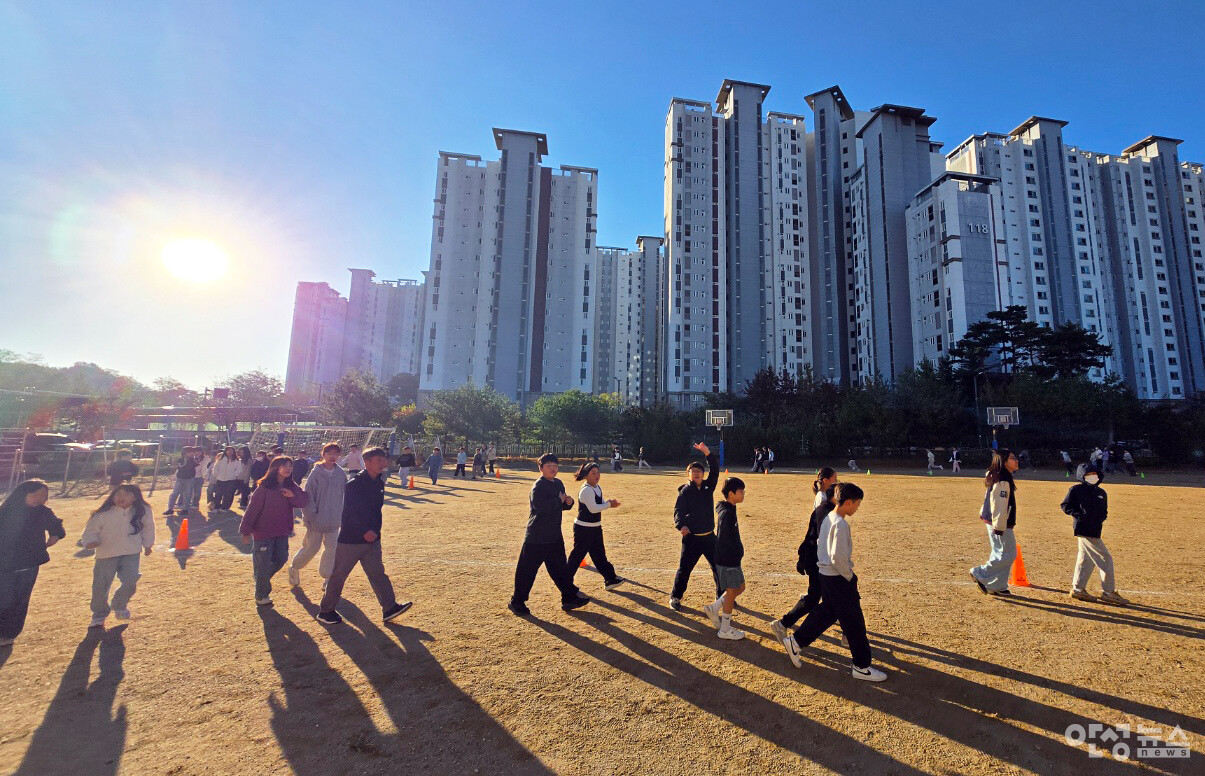“달리며 키우는 건강한 습관!”··어울초, ‘1.5km 건강달리기 및 걷기 행사’ 개최